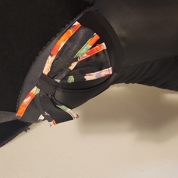 Victoria's Secret Lingerie - Picture 3 of 8